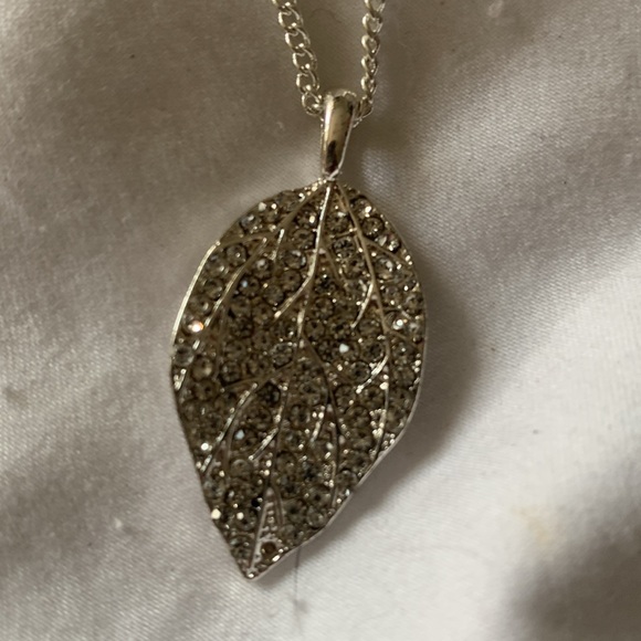 Silver coloured necklace, leaf pendant - Picture 2 of 2